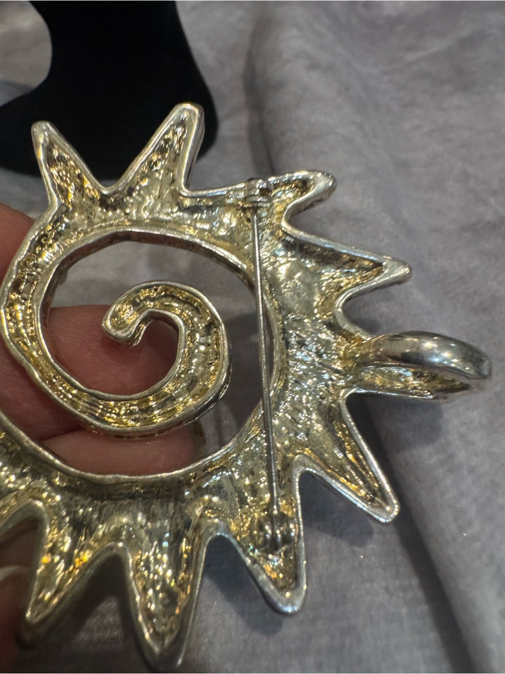 Abstract Spiral Sun Swirl Brooch - Silver Tone Pin - Picture 4 of 4